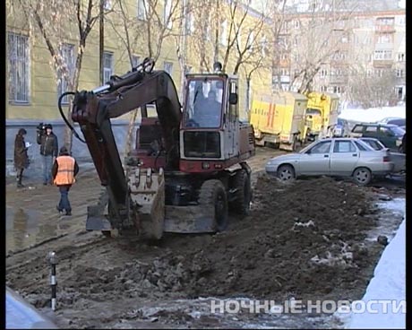 Не опять, а снова. В Екатеринбурге - очередное коммунальное ЧП: холодной водой затопило дорогу и несколько домов